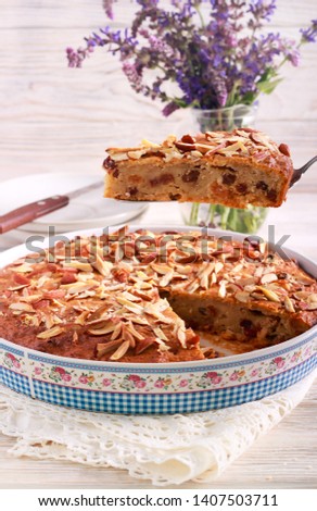 Apple and raisin cake with almond topping