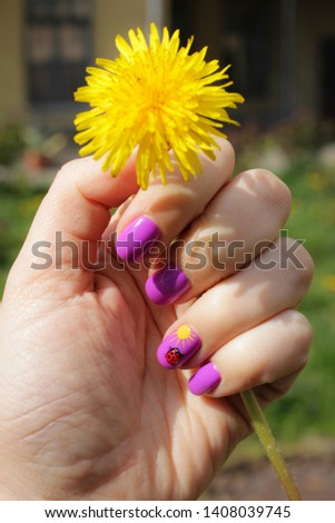 The original nail design with a volume 3 d figure of a ladybug, which as a bud strive for the sun. In his hand, a dandelion flower, which is interesting complements the composition. Drawing on the nai