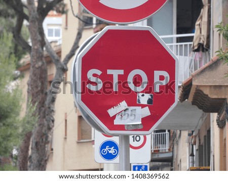 Traffic signs that serve to regulate traffic and avoid accidents in cities