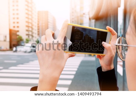 A girl take a picture from her smartphone