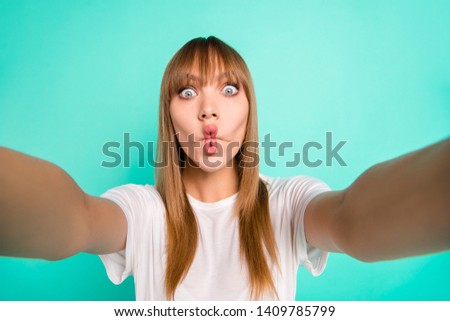 Close up photo of cute pretty teen teenager make laugh blog blogger enjoy summer holidays rest relax weekend travel rejoice content candid isolated dressed modern youth outfit t-shirt green background
