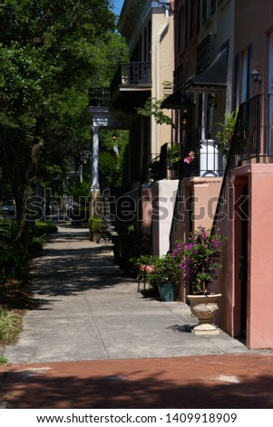 Jones Street is considered to be the prettiest street in Savannah, and among the most appealing in the United States. Its charm lies in the picture presented by its mid-19th century architecture.