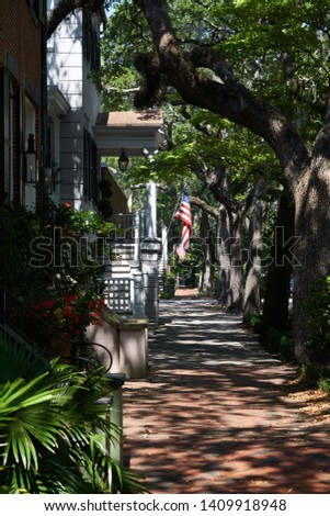 Jones Street is considered to be the prettiest street in Savannah, and among the most appealing in the United States. Its charm lies in the picture presented by its mid-19th century architecture.