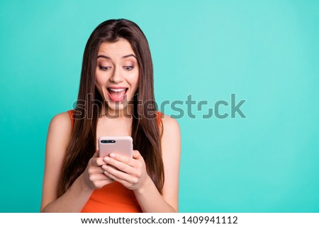 Portrait astonished cute funny funky teen teenager hold hand device gadget scream impressed incredible sales discount wonder unbelievable unexpected nice
 clothing free time isolated green background