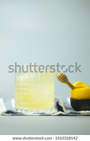 Fresh lemon iced tea with sliced lemon