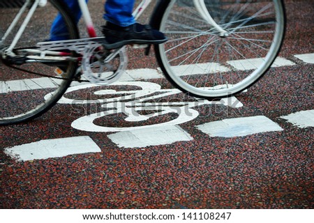 Bike lane and car queue
