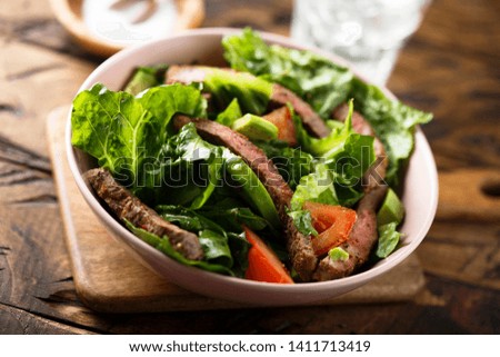 Green salad with steak, tomato and avocado