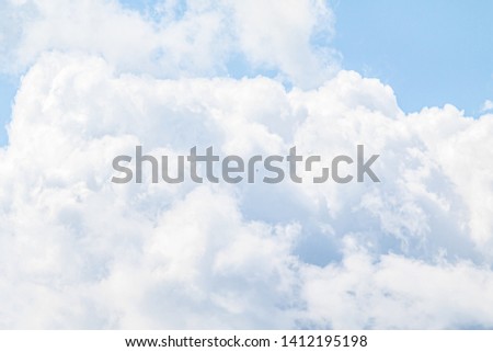 Cumulus clouds are dense, with bright white clouds during the day with significant vertical development. White clouds in the blue sky.