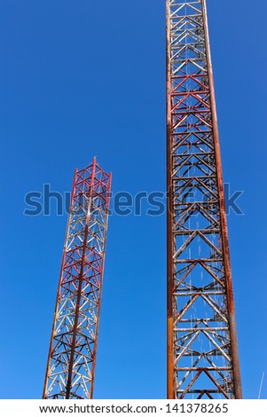 Supports offshore drilling rig in the shipyard for maintenance