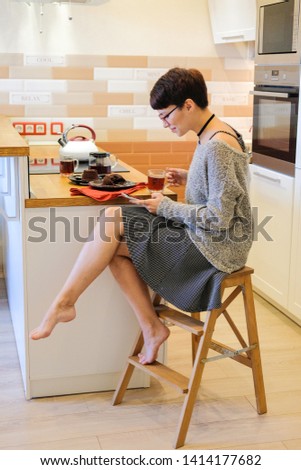 Portrait of a woman who takes pictures of food in the kitchen.