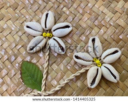 White cowry shells were stitched as flowers on water hyacinth hand bag Royalty-Free Stock Photo #1414405325