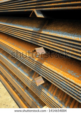 The sheet steel is stacked in the middle at the factory and there is rust on the work piece.
