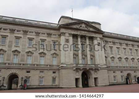 Picture of the Buckingham Palace in London, UK. Taken in the middle of September in 2018. Infront of the Palace you can see two of the Royal Guards, before the Changing of the Guards.