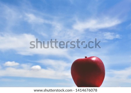 Fresh fruits, red apples on the back are landscapes of clear skies (sky, blue, clouds) - images