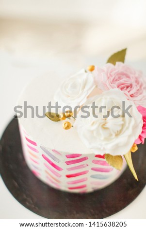 Cake with pink pink stripes and floral decorations