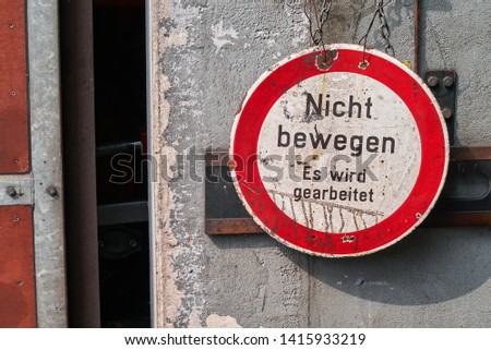round metal vintage dirty warning sign with inscription in German language: "do not move, work is being done"
