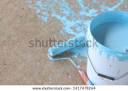 Six-tone blue water color on the concrete floor closely In painting sports fields, concrete floors with watercolors (blue) have roller conversion equipment and water colors. Problems that should be co