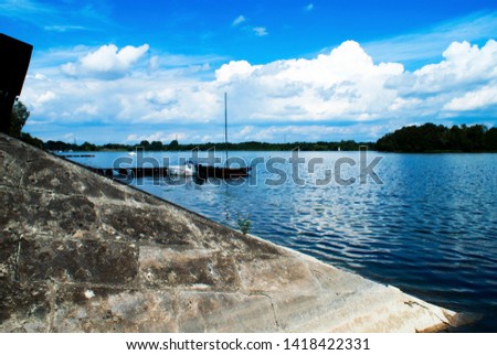 Picture of a boat on the lake on a sunny day