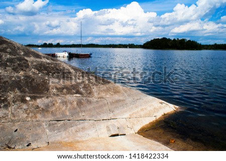 Picture of a boat on the lake on a sunny day