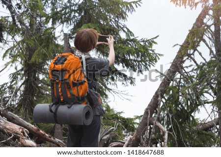 tourist girl making a photo shoot of  mountain. Oregon
