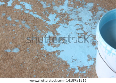 Six-tone blue water color on the concrete floor closely In painting sports fields, concrete floors with watercolors (blue) have roller conversion equipment and water colors. Problems that should be co