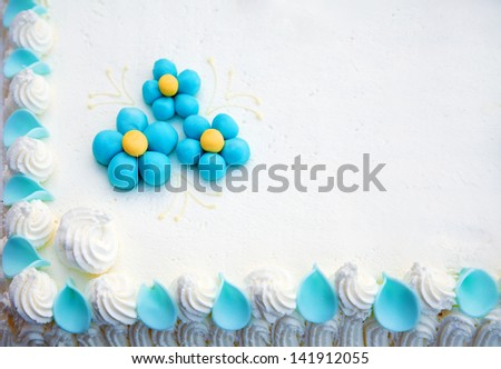 Detail of wedding cake with blue daisy