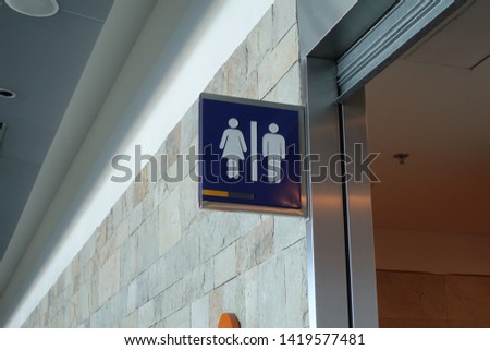 A sign signifying a men’s bathroom or lavatory entrance.