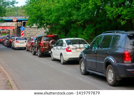 cars stuck in traffic on a narrow one-way road in anticipation of the start of traffic