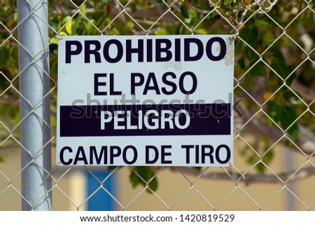   sign of forbidden passage danger shooting range in Spanish
