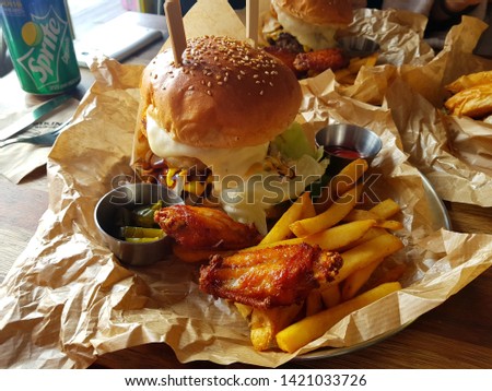 a picture of American hamburgers 