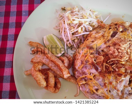 Fried Thai Noodle with Shrimp Wrapped in Egg.
