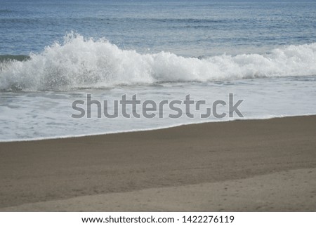 Image of the waves of the coast