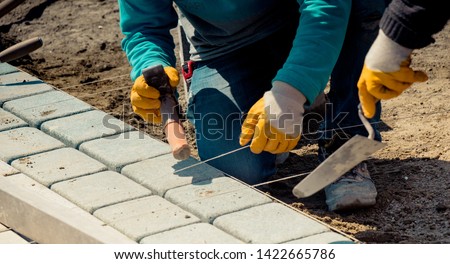 cobblestone installation - paver laying granite stone pavers using industrial cobblestones