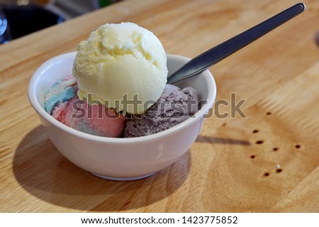 Ice cream to eat when hot weather.