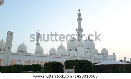 Daylight view of Sheikh Zayed mosque, Abu Dhabi. The sign board in arabic translates to "VISITORS' ENTRANCE".