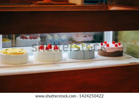 many cake in the showcase