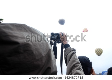 the photographer took pictures of balloons in the sky with his camera in java balloon festival