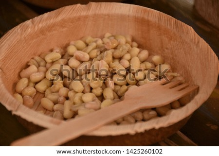 picture of boiled beans served in wooden plate