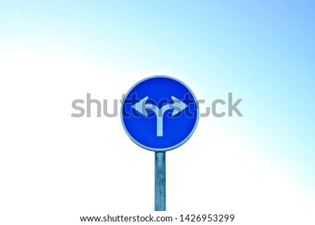 Indecision, sign with two headed arrow pointing in opposite dirrections. 