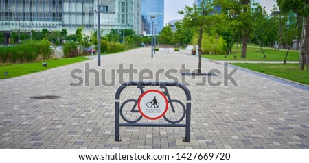 Sign that prohibits passing by bicycle.