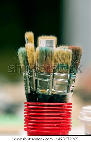 
colorful brushes and paints in the master class process