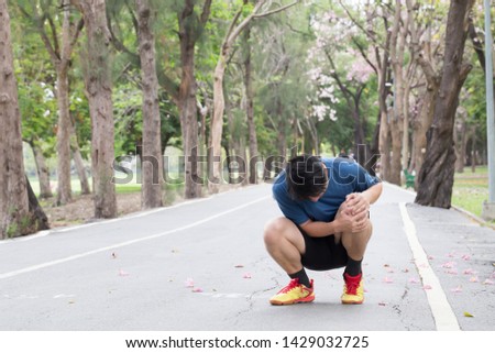 Knee pain that cause pain around the kneecap, Running injuries of runner concept Royalty-Free Stock Photo #1429032725