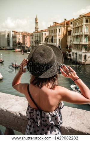 The girl in the hat, takes pictures in Venice