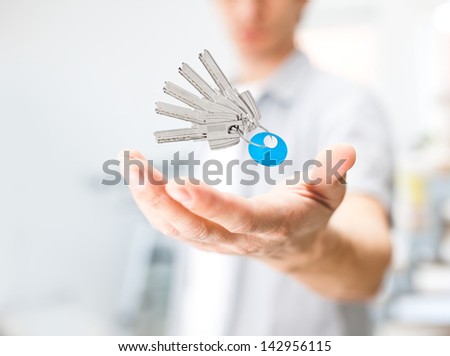 Man holding keys on his hand