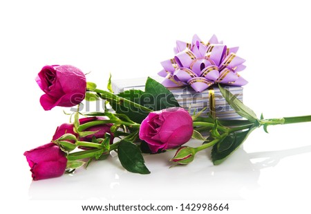 Gift box with a bow and the fine roses isolated on white