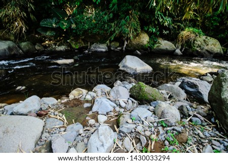 river with many rocks around it