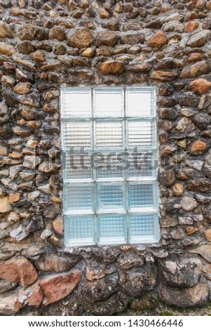 Smooth and soft Focus,The windows and doors that have been closed with glass blocks to prevent intrusion and increase the brightness of the interior space.
Transparent glass blocks on the stone wall