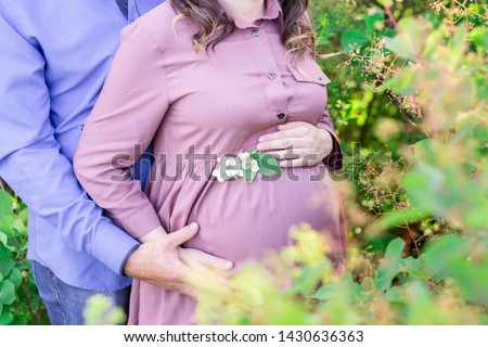 pregnant woman hugging her husband