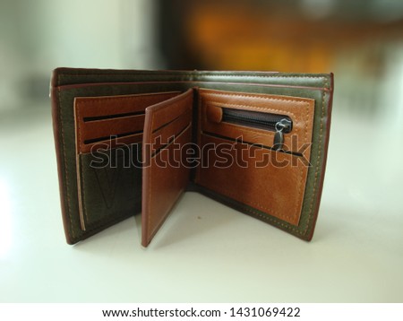  The picture of a purse with a blurred back        