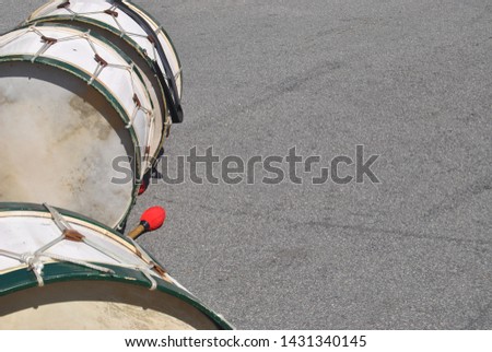 Drums on the flor waint to be played